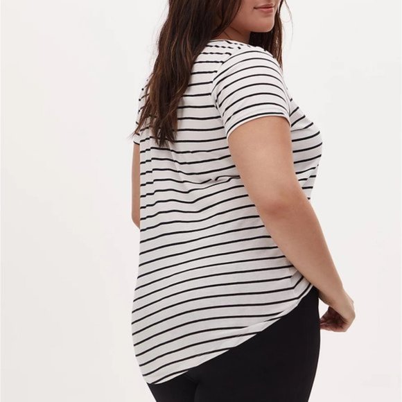 TORRID CLASSIC FIT V-NECK TEE - Picture 4 of 9